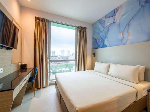 シンガポールにあるibis Styles Singapore Albertのベッドと大きな窓があるホテルの部屋