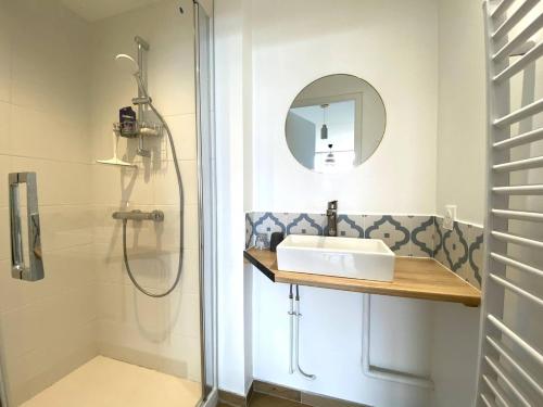 une salle de bain avec un lavabo et une douche dans l'établissement Appartement BELLE VUE MER sur la baie de Trestraou à PERROS-GUIREC - Réf 913, à Perros-Guirec