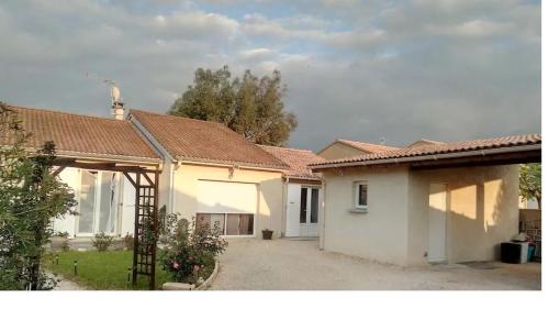 un par de casas blancas con entrada en Chambre indépendante 1 lit 2 pers maison calme, en Romans-sur-Isère