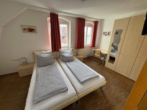 Postel nebo postele na pokoji v ubytování Hotel Stadtblick Friedberg