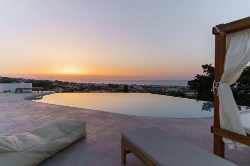 Seaview Villa The Infinite with Private Pool, BBQ & Ping Pong, 1,5km from beach
