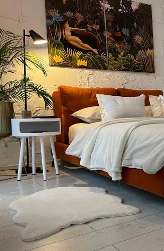 Ένα ή περισσότερα κρεβάτια σε δωμάτιο στο Apartament I LOVE PIOTRKOWSKA z wielkim lustrem, balkonem i klimatyzacją