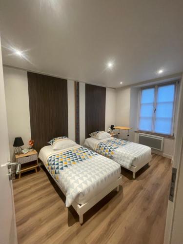 une chambre avec deux lits et une fenêtre dans l'établissement Grand 5 pièces Petite France, à Strasbourg