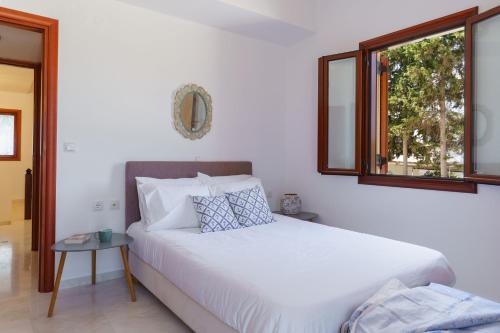 Katil atau katil-katil dalam bilik di Seaview Villa The Infinite with Private Pool, BBQ & Ping Pong, 1,5km from beach