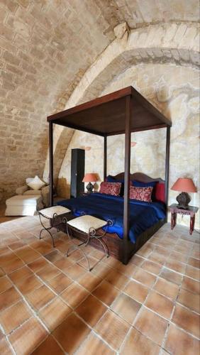 une chambre avec un lit à baldaquin dans une pièce dans l'établissement Chateau De La Voloniere, à Poncé sur Le Loir