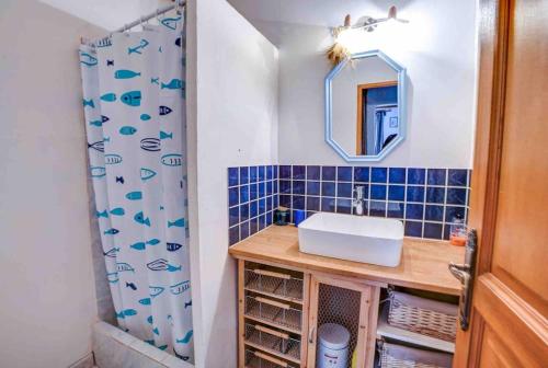 une salle de bain avec un lavabo et une douche dans l'établissement Maison Périgourdine 14 personnes avec piscine, à Busserolles