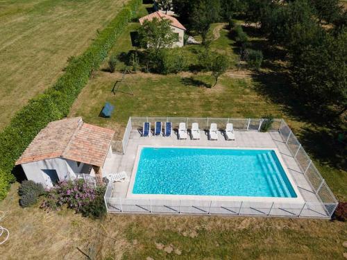 - une vue sur la piscine dans un champ dans l'établissement Maison Périgourdine 14 personnes avec piscine, à Busserolles