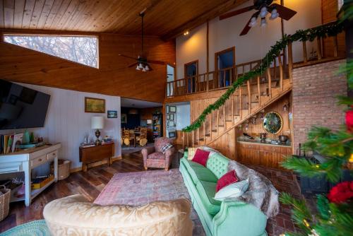Cabin in the clouds 3BR, 2BAにあるテレビまたはエンターテインメントセンター