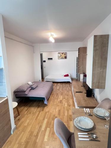 ein kleines Zimmer mit einem Bett und einem Tisch in der Unterkunft Airport FlyHub Chic Apartment in Iaşi