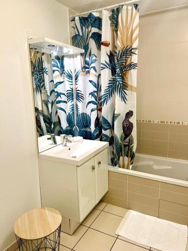 a bathroom with a sink and a tub at Le Courvoisy, Studio avec piscine, près Groupama Stadium et Salle Arena in Meyzieu