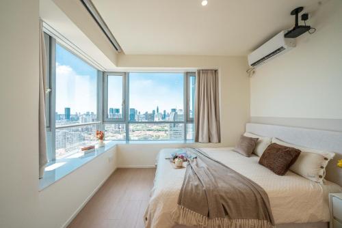 上海市にあるJohn's Apartmentのベッドルーム1室(ベッド1台、大きな窓付)