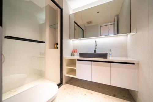 上海市にあるJohn's Apartmentの洗面台、トイレ、鏡のあるバスルーム