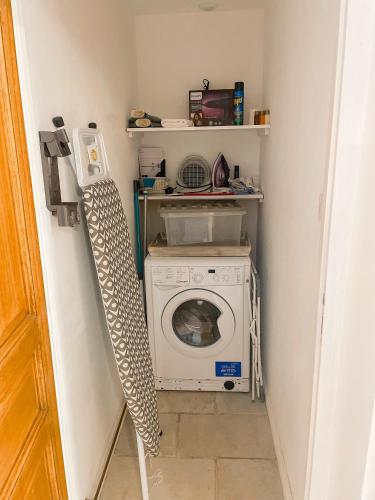 a laundry room with a washer and a washing machine at La Maison Gavraise in Gavray