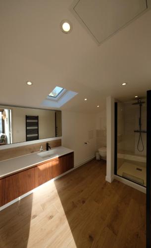 une salle de bain avec un grand lavabo et un miroir dans l'établissement La Villa Semaphore, à Fécamp