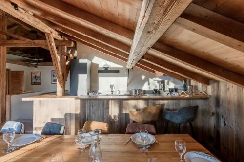 une salle à manger avec une table et des chaises en bois dans l'établissement La Ferme du Mont, à Servoz
