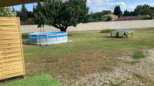 un gazebo et une table de ping-pong dans une cour dans l'établissement Maison indépendante dans mas Provençal, à Avignon