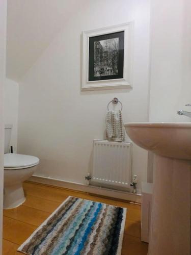 Bilik mandi di 2 Ensuite beds house, sleep 4 With free parking, Self Check-in, and Close link to London, Zone 6