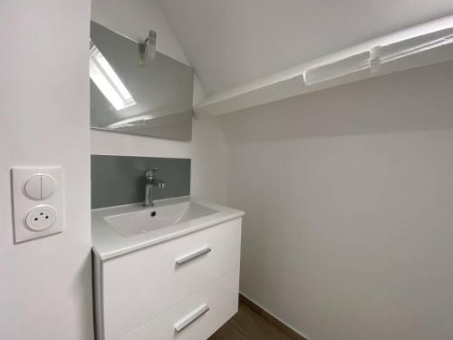 une salle de bain avec un lavabo et un miroir dans l'établissement Petite maison VUE MER face à la plage Trestraou PERROS-GUIREC - Réf 914, à Perros-Guirec