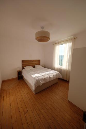 une chambre avec un lit et un parquet dans l'établissement La Villa Semaphore, à Fécamp