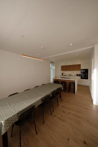 une pièce avec une table et des chaises et une cuisine dans l'établissement La Villa Semaphore, à Fécamp