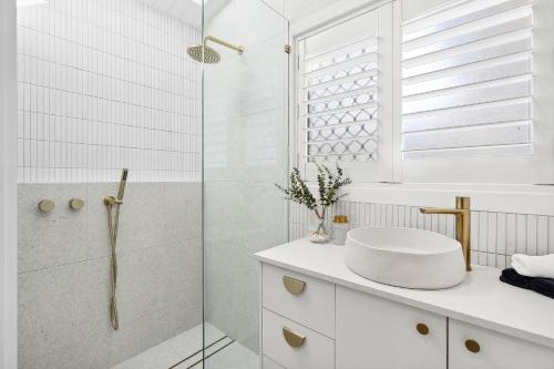 MargateBridgeport pet-friendly Pool Getaway的带淋浴和水槽的白色浴室