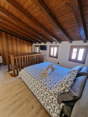 a bedroom with a bed with a blue comforter at Il Vicoletto in Marostica