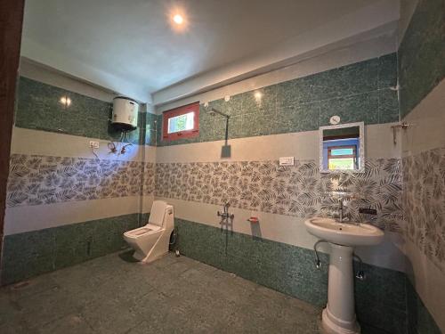 a bathroom with a toilet and a sink and a urinal at Highland Retreat Kalga in Kalgha