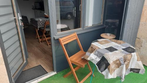 STUDIO avec Terrasse et Parking, proche Tours