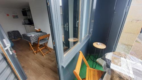 Cette chambre comprend une fenêtre, une table et des chaises. dans l'établissement STUDIO avec Terrasse et Parking, proche Tours, à Vouvray