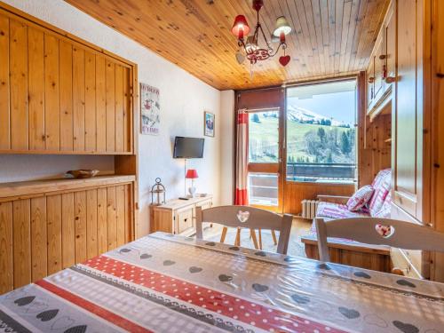 une cuisine et une salle à manger avec une table et des chaises dans l'établissement Charmant Studio avec Balcon et Proximité Commerces - FR-1-304-88, à La Clusaz