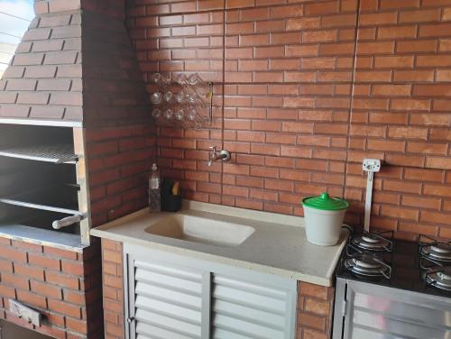 Kuchyň nebo kuchyňský kout v ubytování QUARTO COM COZINHA E CHURRASQUEIRA PARa ATÉ 7 PESSOAS A SÓ 600 METROS DA BASÍLICA
