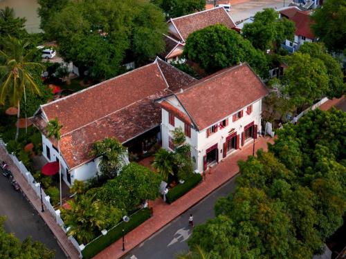 琅勃拉邦3 Nagas Hotel Luang Prabang - MGallery Collection的享有大型白色房屋顶部景致,设有屋顶