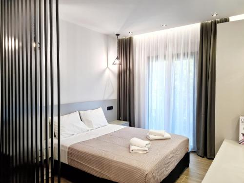 une chambre avec un lit avec deux serviettes dessus dans l'établissement Agnanti-apartments, à Nikiti