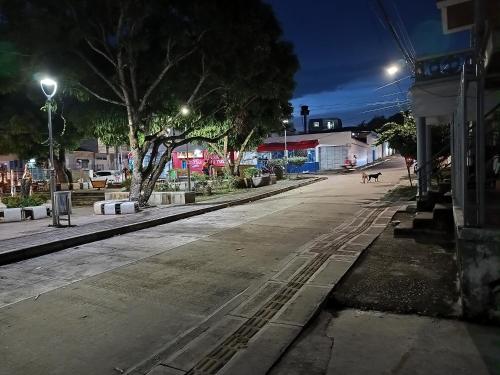 an empty street at night with a street light at Hotel la Bastilla in Sincelejo