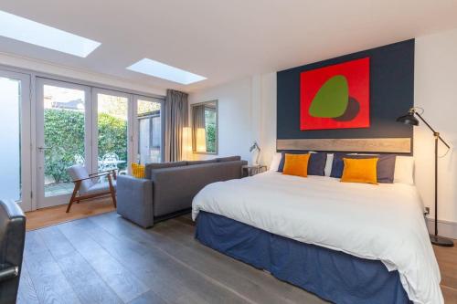 オックスフォードにあるOxford Garden Luxury Studioの大きなベッドとソファのある寝室