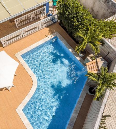 ジョアンペソアにあるSuites Tropicalのヤシの木のあるプールの上空からの眺め