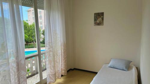 Postel nebo postele na pokoji v ubytování Marcelli, trilocale con terrazzo in residence con piscina - M398