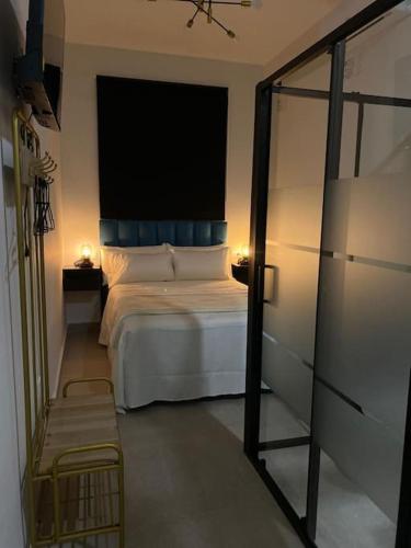 カマスにあるBeautiful Rooms Nº2のベッドルーム1室(ベッド1台、椅子、鏡付)