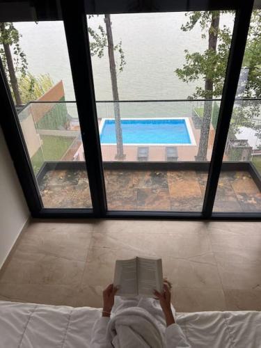 Bazén v ubytování Riverhouse PIER nebo v jeho okolí