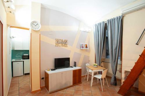 un soggiorno con tv e tavolo di Ciao Home a Napoli