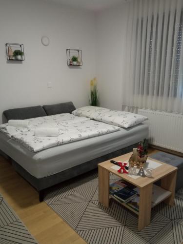 a bedroom with a bed and a coffee table at FIOLICA in Zaprešić
