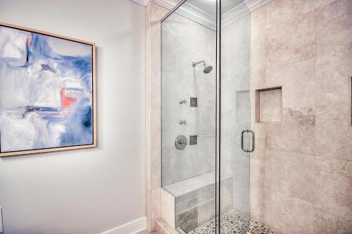 La salle de bains est pourvue d'une douche et d'une peinture murale. dans l'établissement Beachy Bungalow, à Santa Rosa Beach