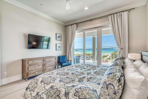 パナマ・シティ・ビーチにあるThe Sundownerのベッド、テレビ、ソファのある寝室