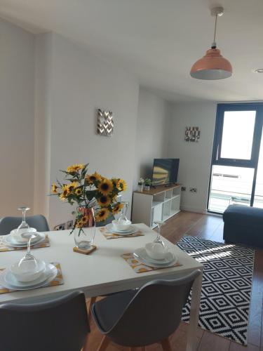 Gallery image of Lovely Stylish 2 bedroom serviced apartment in Sheffield FREE WiFi in Sheffield