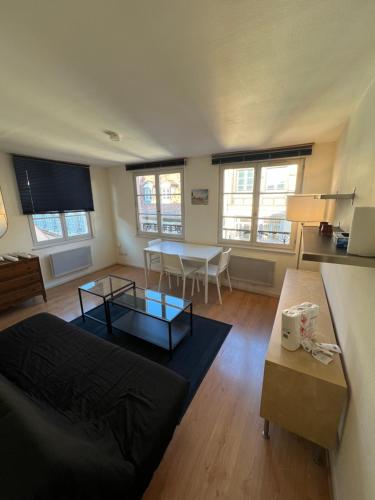 un salon avec un canapé et une table dans l'établissement Hyper Centre Strasbourg, à Strasbourg