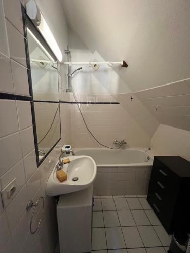 une salle de bain avec un lavabo et une baignoire dans l'établissement Hyper Centre Strasbourg, à Strasbourg
