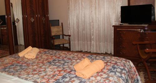 a hotel room with a bed with towels on it at Villa Maria - Sant'Angelo di Brolo in SantʼAngelo di Brolo