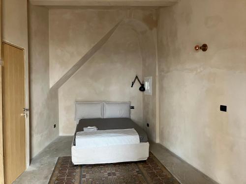 a bedroom with a white bed in a room at ANTICA DIMORA Old Town in Molfetta