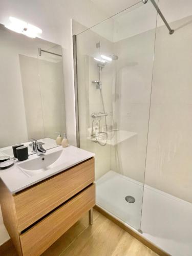 une salle de bain avec un lavabo et une douche dans l'établissement Le Grand Estivale -3 terrasses-100m plage de sable, à Saint-Raphaël