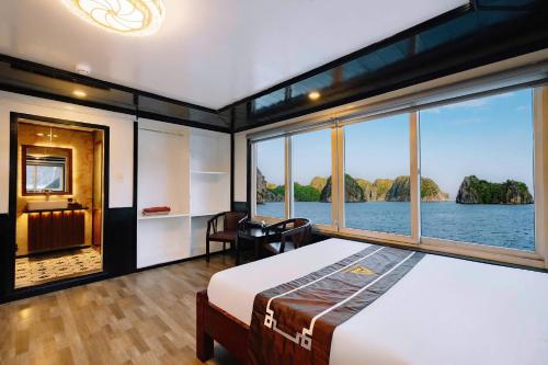 Un dormitorio con una cama y una ventana grande. en ADUTA CRUISE, en Cat Ba